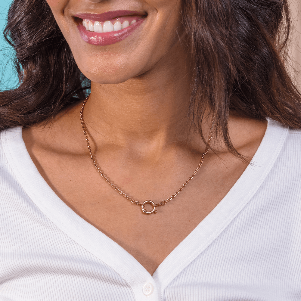 PURELEI Maikai Charm Kette in zartem Roségold, schlichtes Design, am Hals getragen, feminin und elegant.