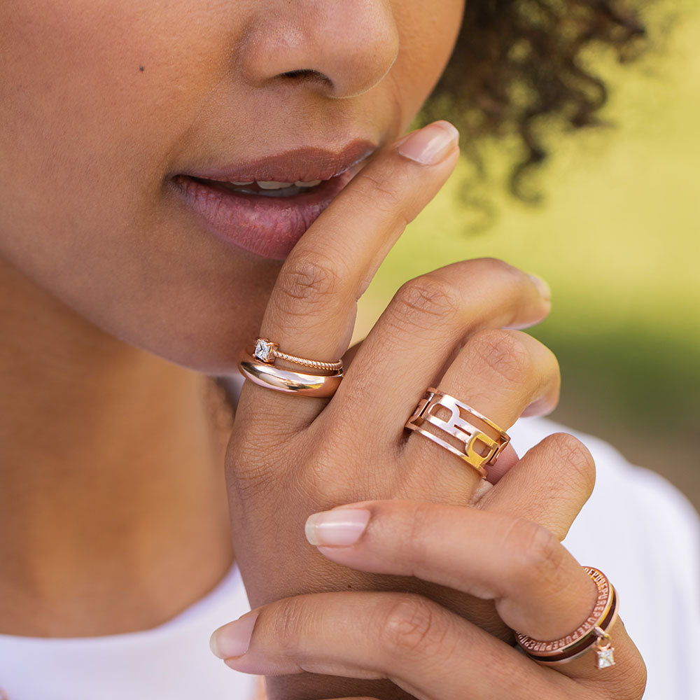 PURELEI Precious Fine Ring aus rosévergoldetem Edelstahl mit gedrehtem Band und weißem Zirkonia-Stein, elegant und feminin
