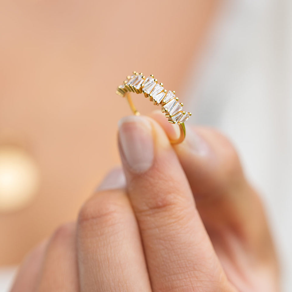 PURELEI Powder Ring in 18K Gold mit asymmetrischen Zirkonia-Steinen, elegant und feminin inszeniert.