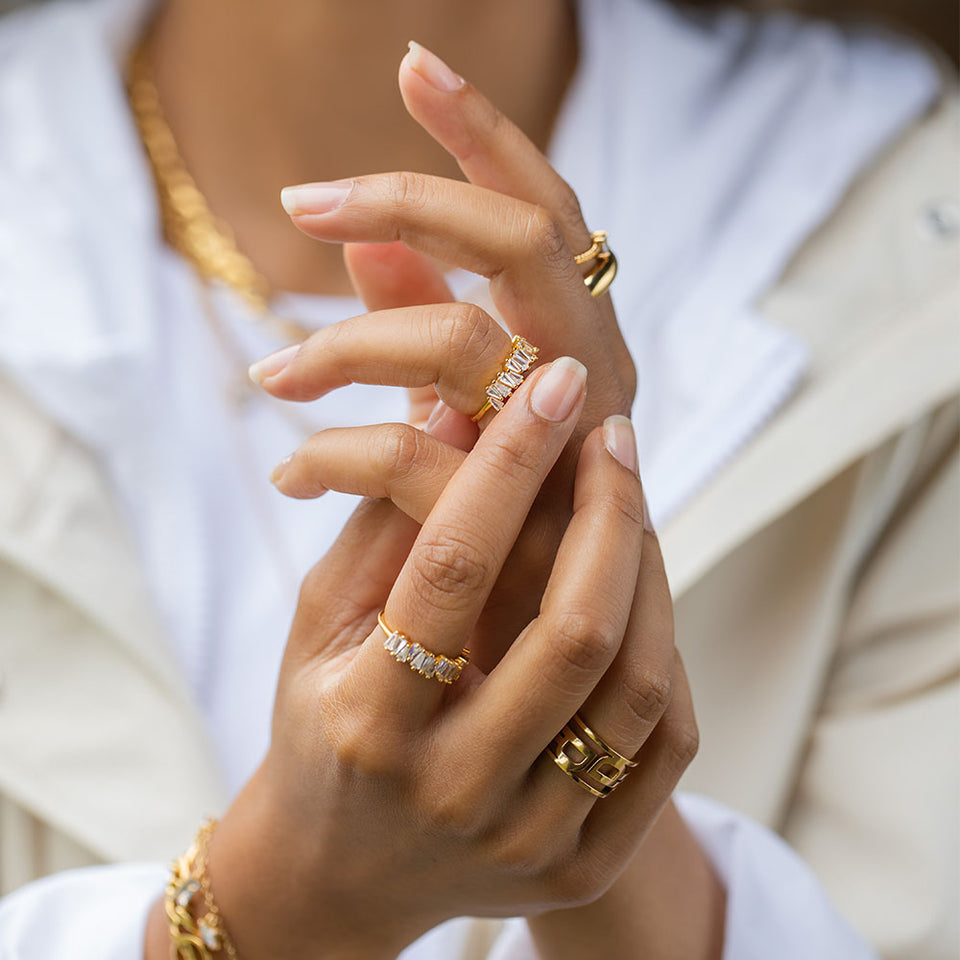 PURELEI Powder Ring in 18K Gold mit asymmetrisch angeordneten Zirkonia, elegant und nickelfrei getragen.