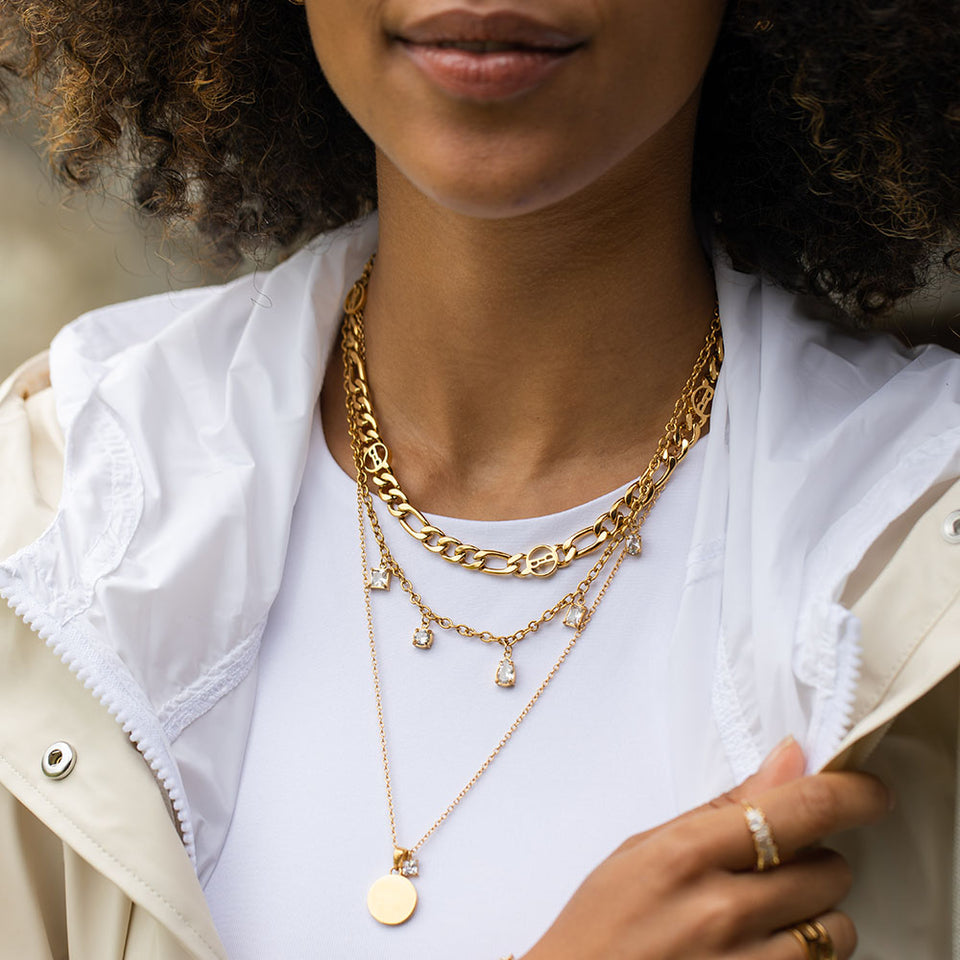 PURELEI Poetic Kette in 18K Gold mit gravierbarem Coin-Anhänger und funkelndem Zirkonia, elegant geschichtet getragen