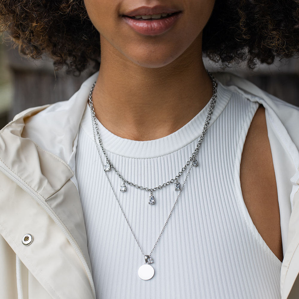 PURELEI Poetic Kette aus nickelfreiem Silber mit gravierbarem Coin und Zirkonia, elegant am Hals getragen