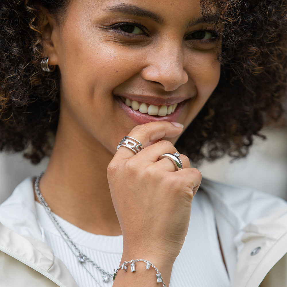 Precious Fine Ring von PURELEI, Silber, gedrehtes Band mit funkelndem Zirkonia, elegant und zeitlos getragen.