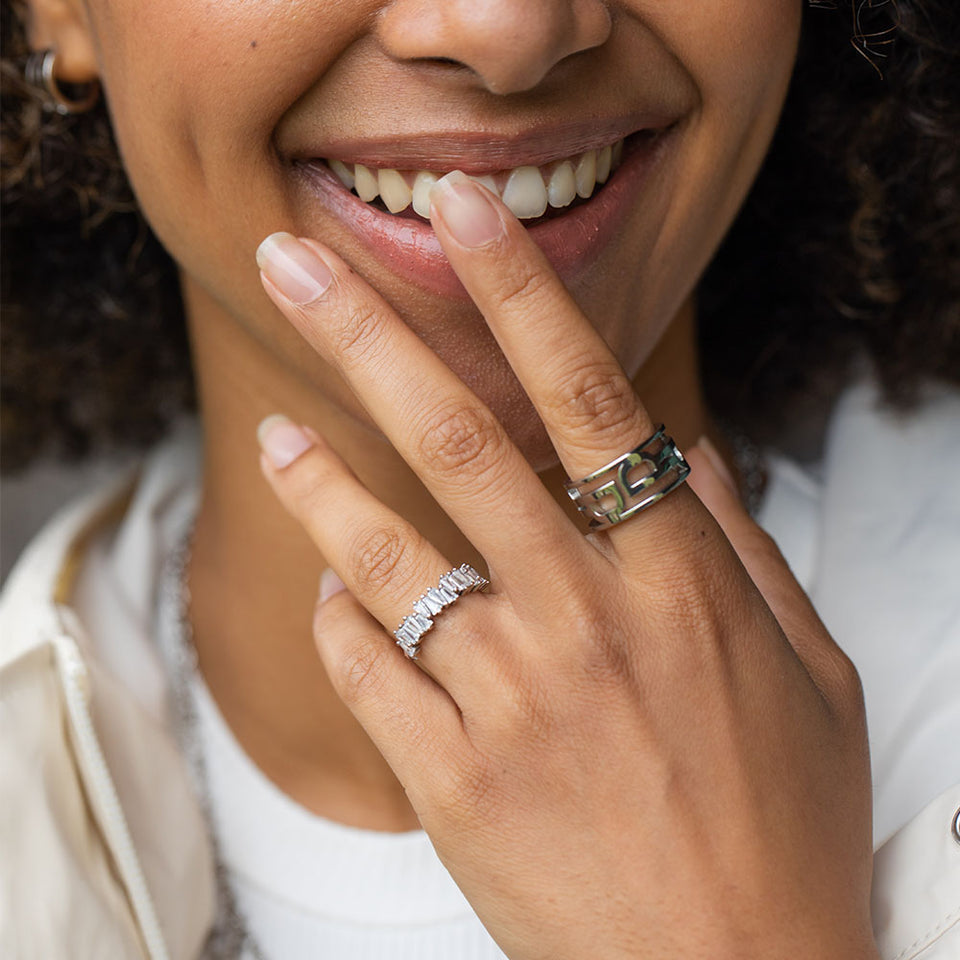 PURELEI Powder Ring aus 925 Sterling Silber mit asymmetrischen Zirkonia-Steinen, elegant am Finger getragen