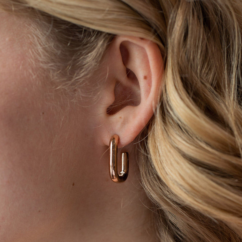 PURELEI Hula Ohrringe in 18K Roségold, minimalistisch und clean getragen, feminine Eleganz mit Island-Spirit.