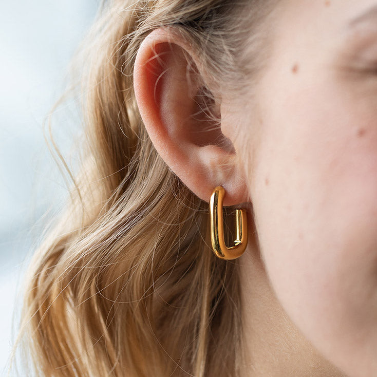 PURELEI Hula Ohrringe in 18K Gold, cleanes Design, elegant getragen, feminine, warme Ausstrahlung.