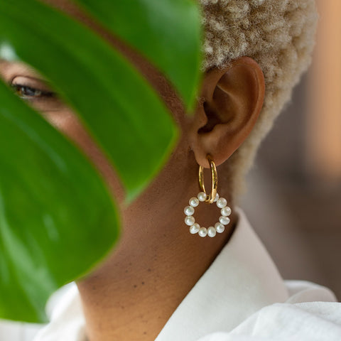 PURELEI Honu Ohrringe aus 18K Gold mit Perlen, elegant getragen, symbolisieren feminine Aloha-Leichtigkeit und Naturverbundenheit.