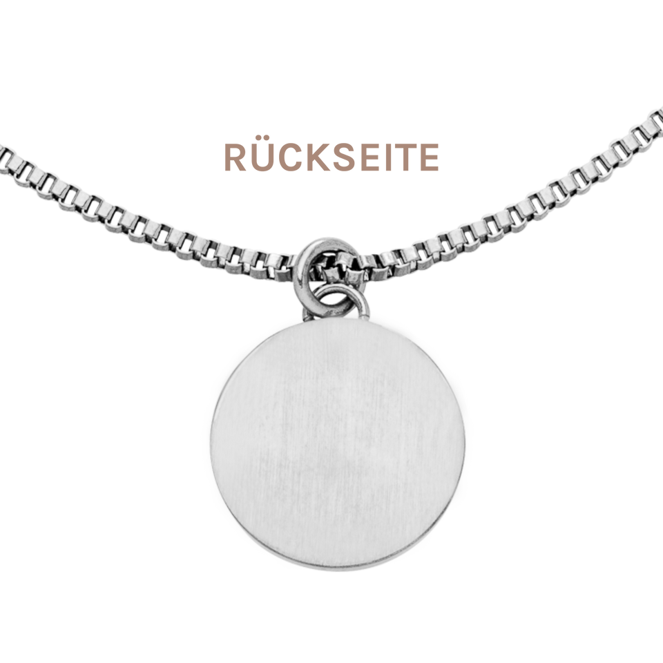 PURELEI Love Letter Kette aus nickelfreiem Silber mit rundem Anhänger, elegant und zeitlos im minimalistischen Design.