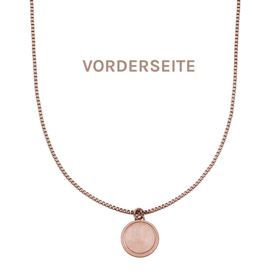 PURELEI Love Letter Kette aus rosévergoldetem Edelstahl mit rundem Anhänger, elegant und feminin inszeniert.