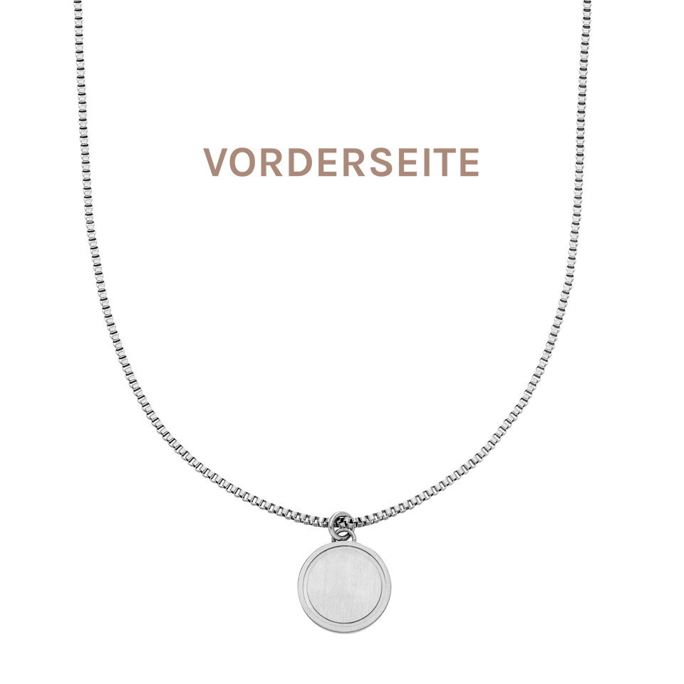 PURELEI Love Letter Kette aus nickelfreiem, silbernem Edelstahl mit rundem Gravur-Anhänger, elegant und zeitlos.