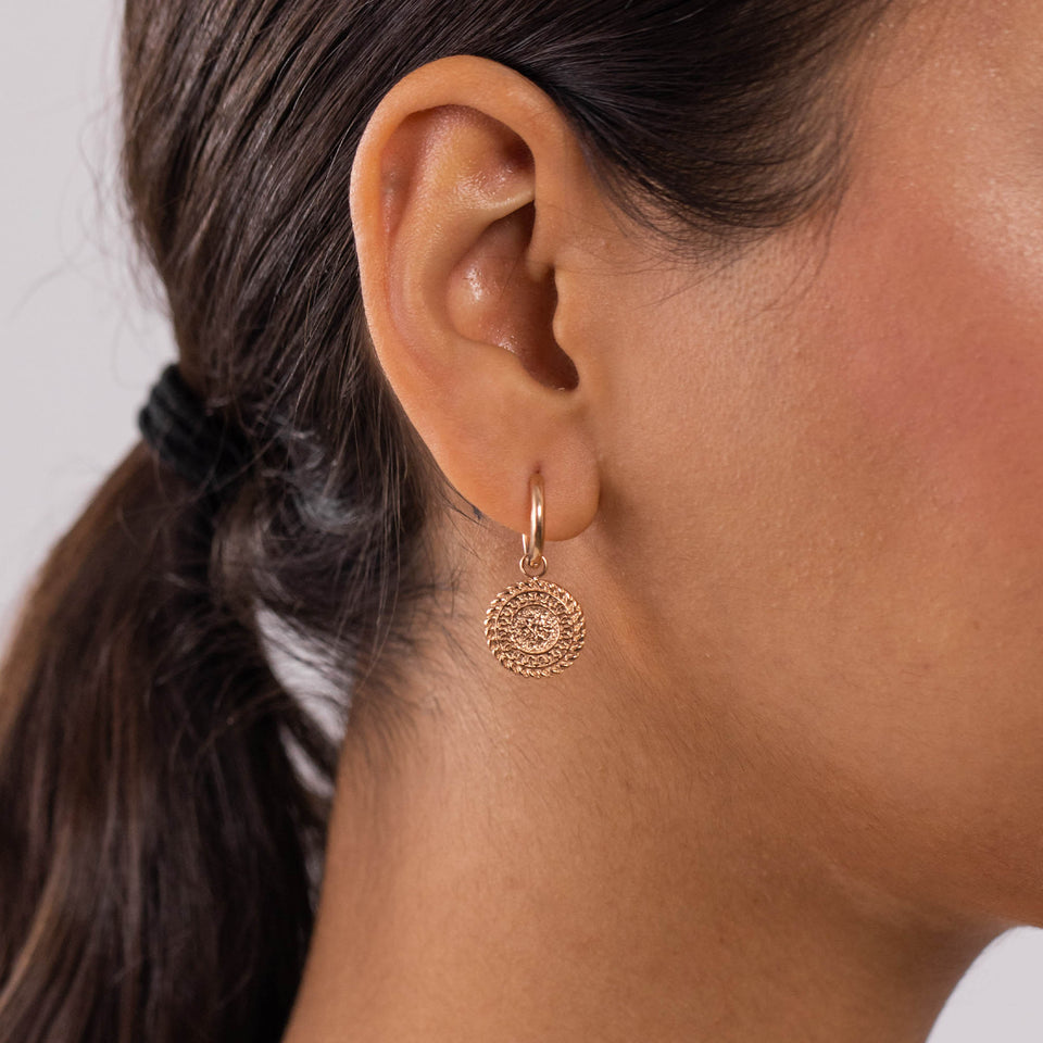 PURELEI Waina Ohrringe Roségold Creole mit filigranem Charm, elegant und nickelfrei am Ohr getragen