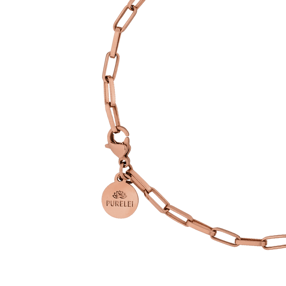 Waina Armband aus 18K rosévergoldetem Edelstahl mit feiner Kettengliederung und PURELEI Logo-Anhänger, elegant und feminin
