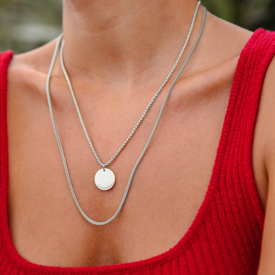 PURELEI Kumu O Coin Kette Silber aus Edelstahl mit glattem Coin, minimalistisch und elegant am Dekolleté getragen.