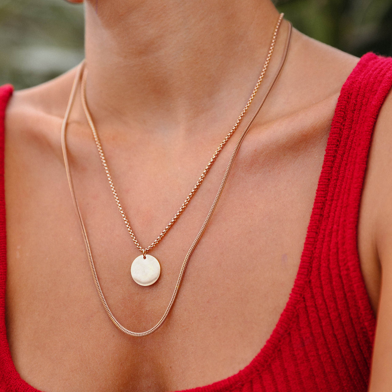 PURELEI Kumu O Coin Kette in 18K Roségold mit glattem Anhänger, warm und elegant am Dekolleté getragen
