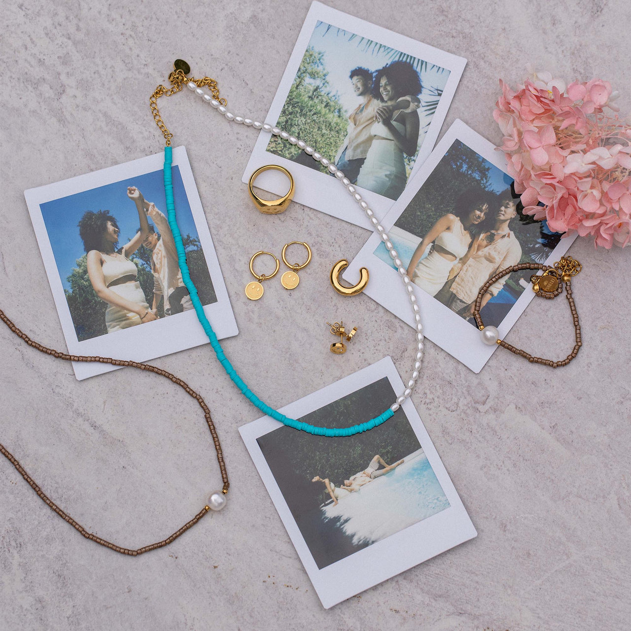 Feel Good Ohrringe Gold mit Smiley und Zirkonia, nickelfrei, elegant inszeniert mit Polaroids von Freundinnen, PURELEI