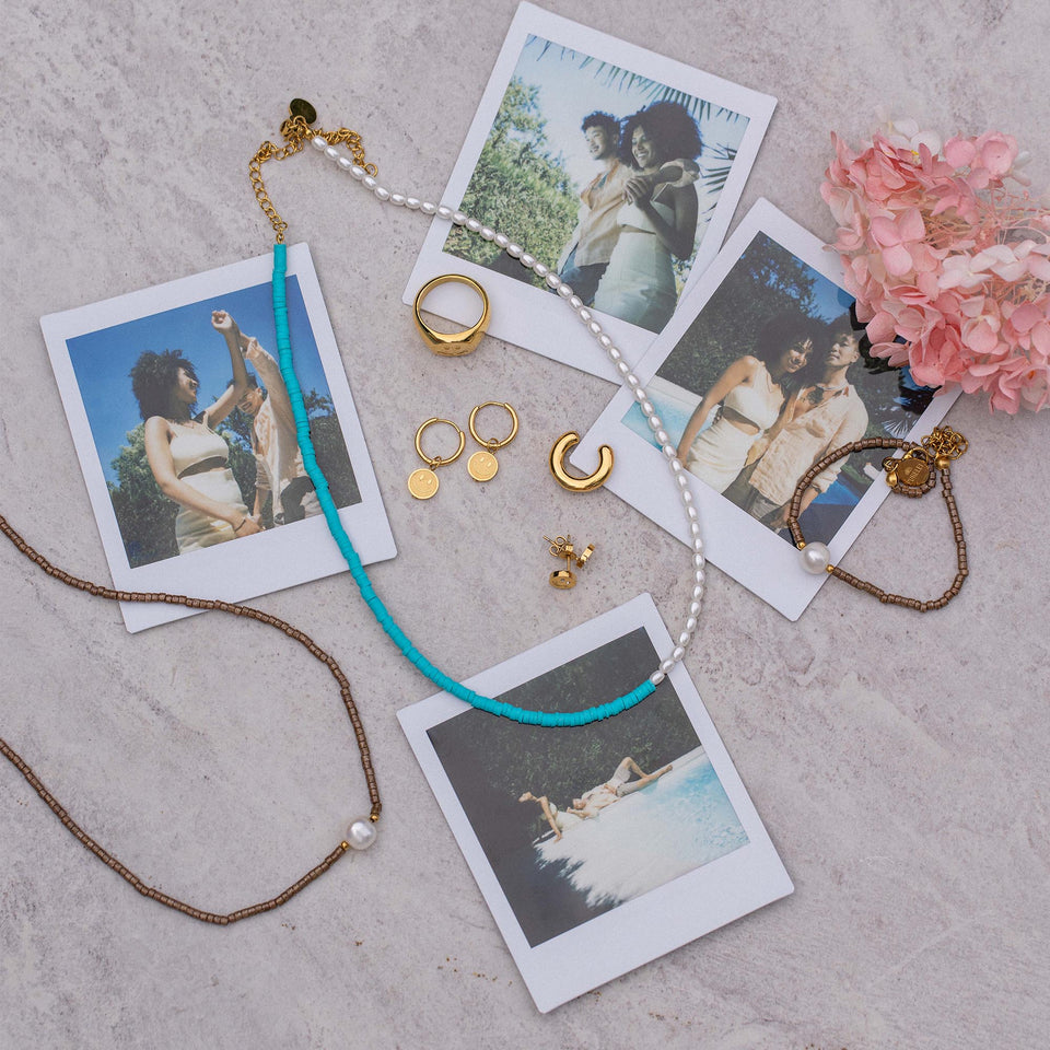 Feel Good Ohrringe Gold mit Smiley und Zirkonia, nickelfrei, elegant inszeniert mit Polaroids von Freundinnen, PURELEI
