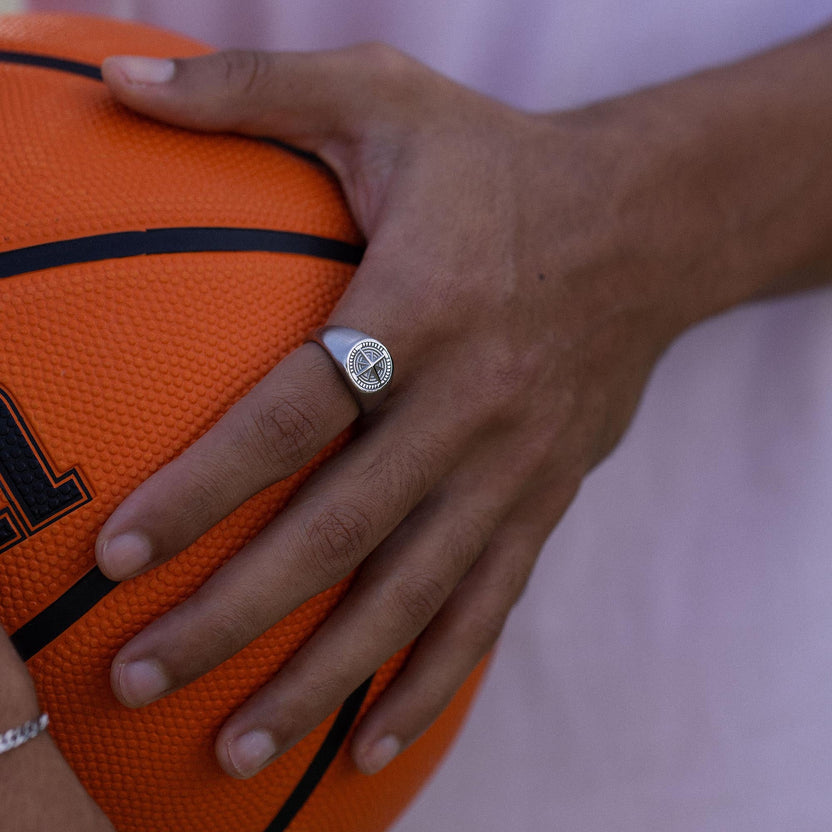Silberner Ring mit geometrischem Design, getragen beim Basketballspielen, von PURELEI.