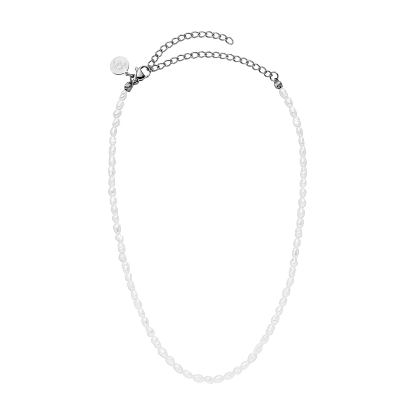 Weiße Perlenkette von PURELEI mit zarten, unregelmäßigen Formen und elegantem Design.