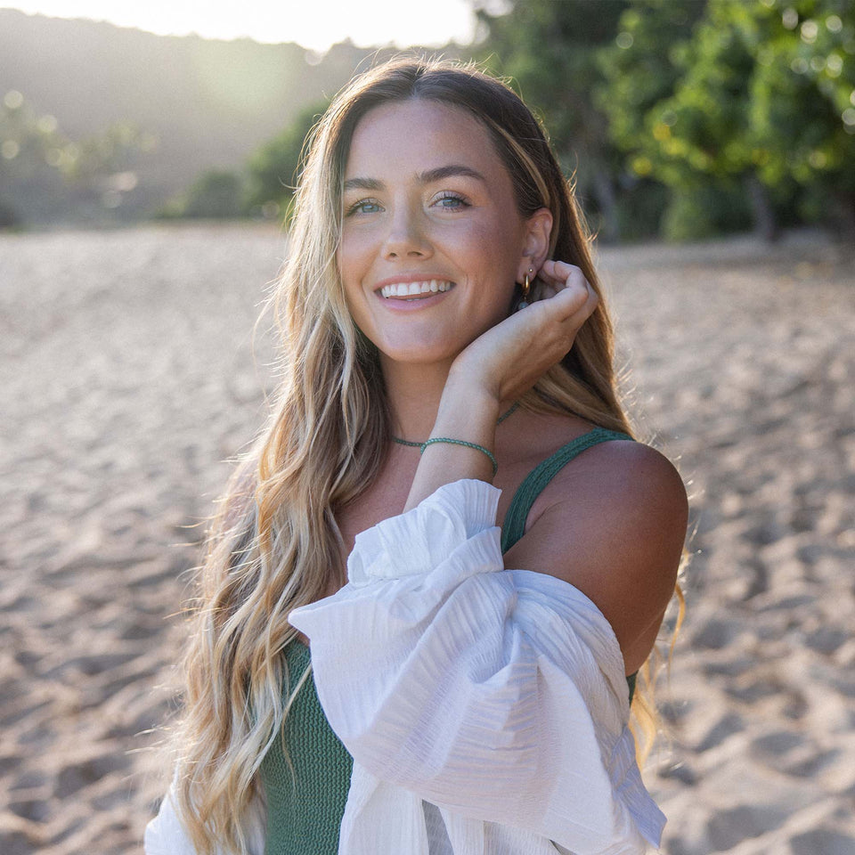 PURELEI Aventurine Armband mit grünen Edelsteinperlen, goldfarben, am Handgelenk, leichte Strandstimmung, natürlich elegant