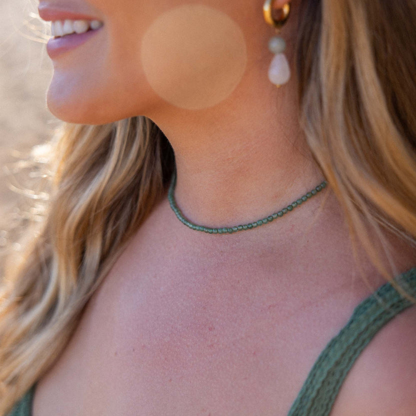PURELEI Aventurine Kette mit grünen Perlen, verstellbar, natürliches Licht und entspannte Island-Ästhetik.