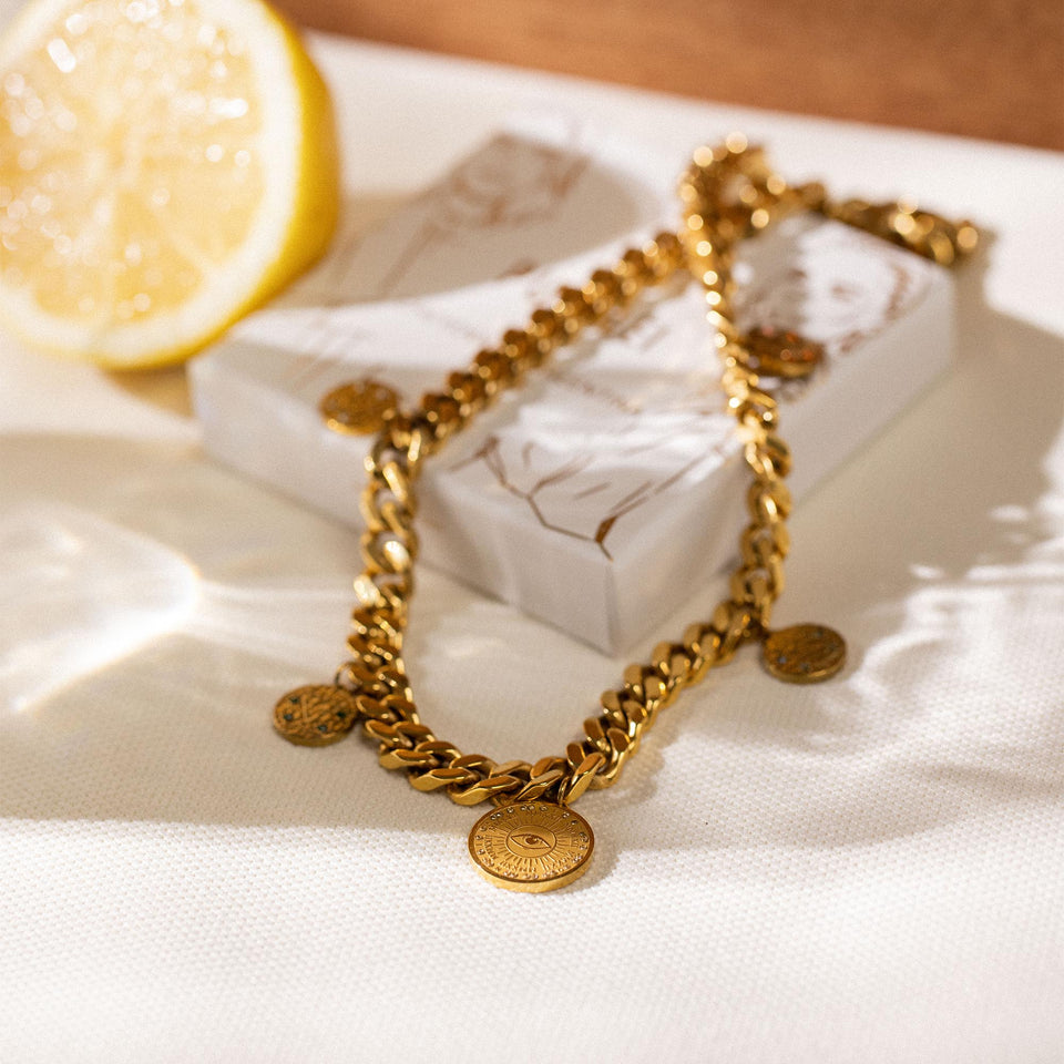 Leeloo Kette von PURELEI, goldene Edelstahl-Münzenkette mit gehämmertem Design, warm und elegant inszeniert.