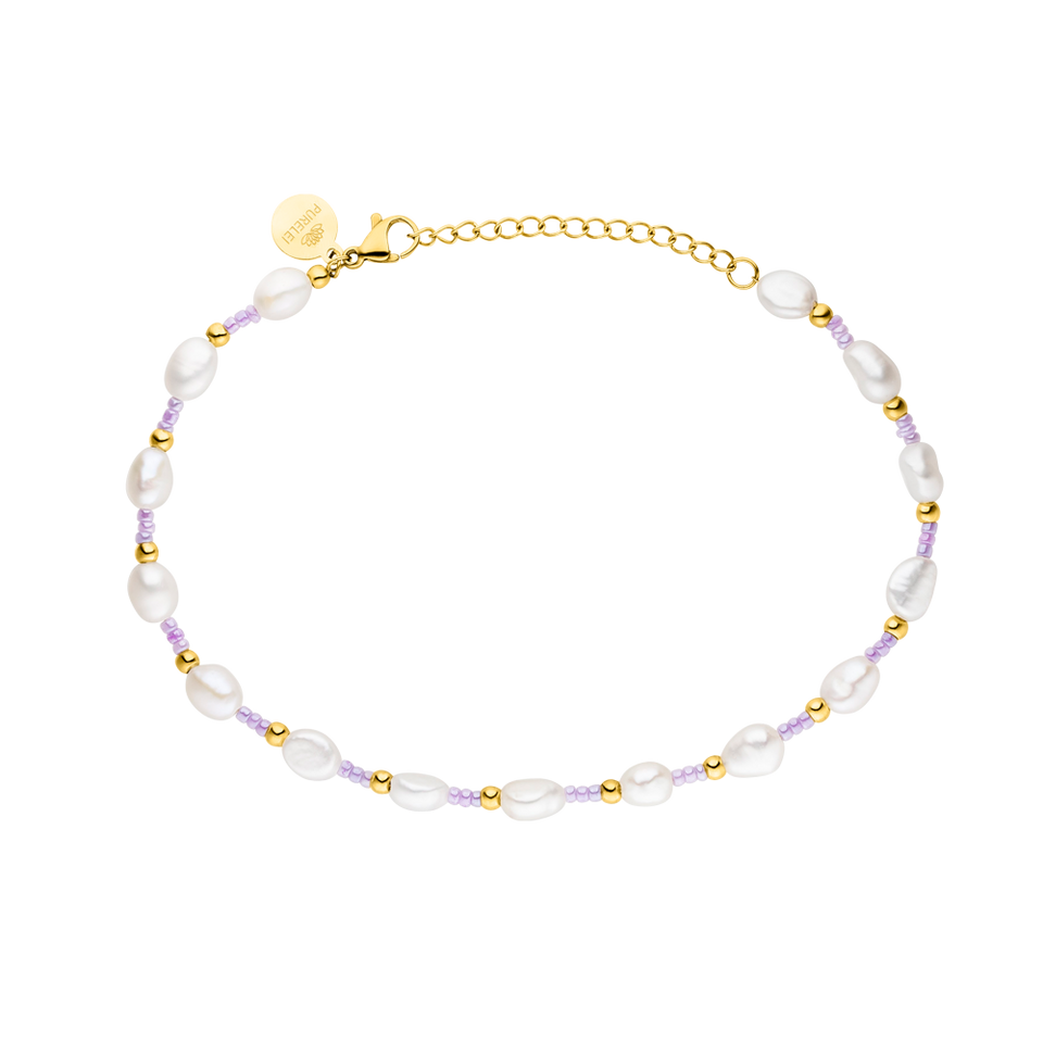 Nakala Fußkettchen von PURELEI mit Süßwasserperlen und pastellvioletten Glasperlen, goldfarben, elegant und feminin.