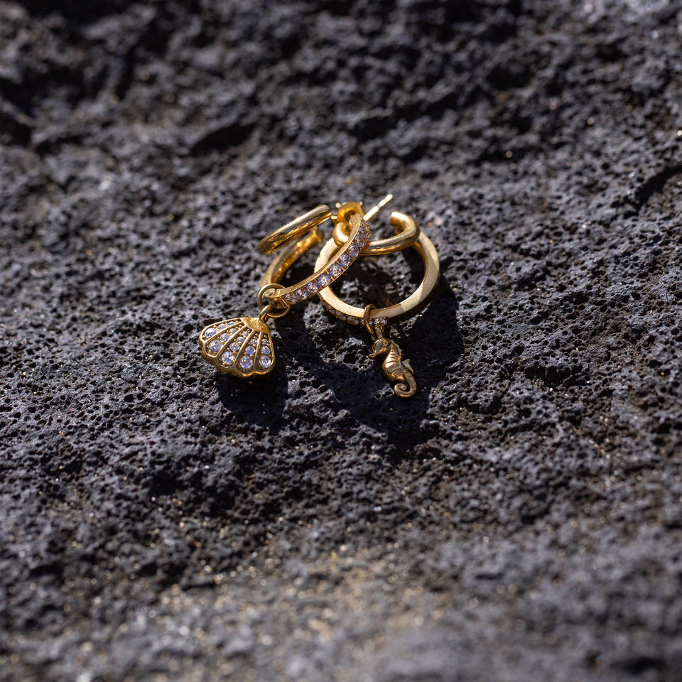 Seahorse Charm von PURELEI in 18K Gold mit zartem Seepferdchen-Anhänger auf schwarzem Lavastein, elegant und nickelfrei.