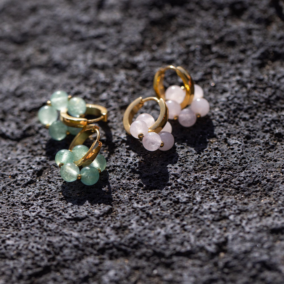 Jade Blumen Charm mit grünen Jadeperlen an 18K vergoldeten Creolen auf schwarzem Lavastein von PURELEI