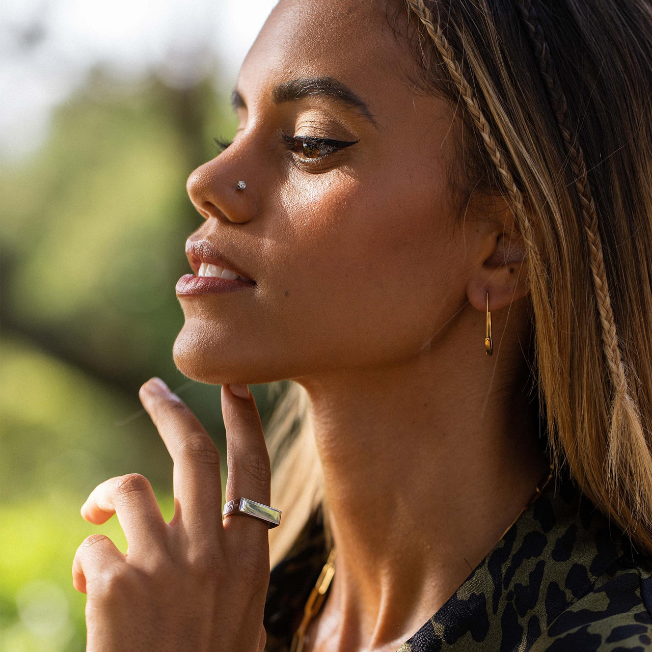 Eleganter Ring und Ohrringe aus Gold, strahlend im Sonnenlicht – PURELEI. Tropische Leichtigkeit und femininer Chic.