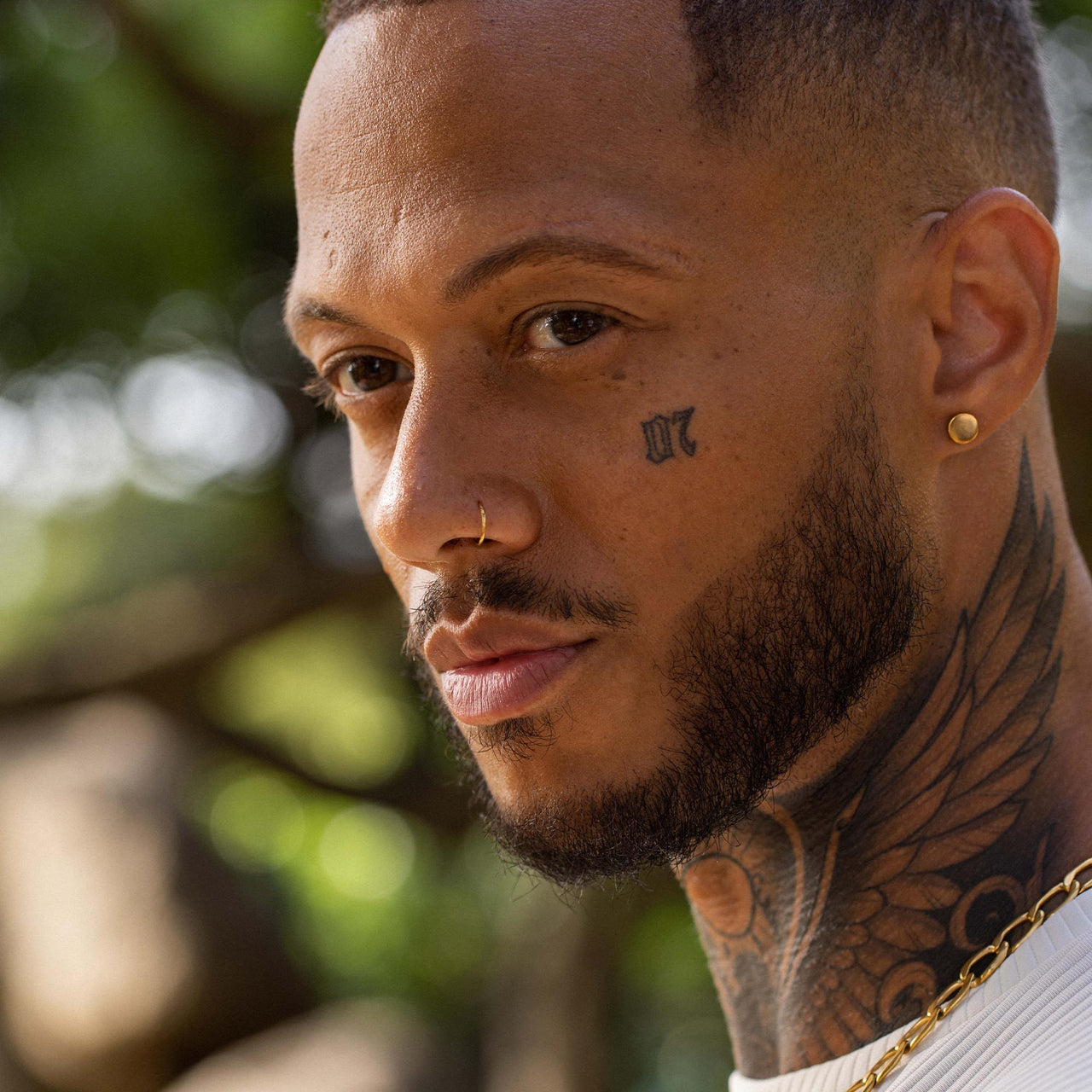 Basic Piercing aus 18K vergoldetem Edelstahl, minimalistisch am Nasenflügel getragen, PURELEI Ästhetik.