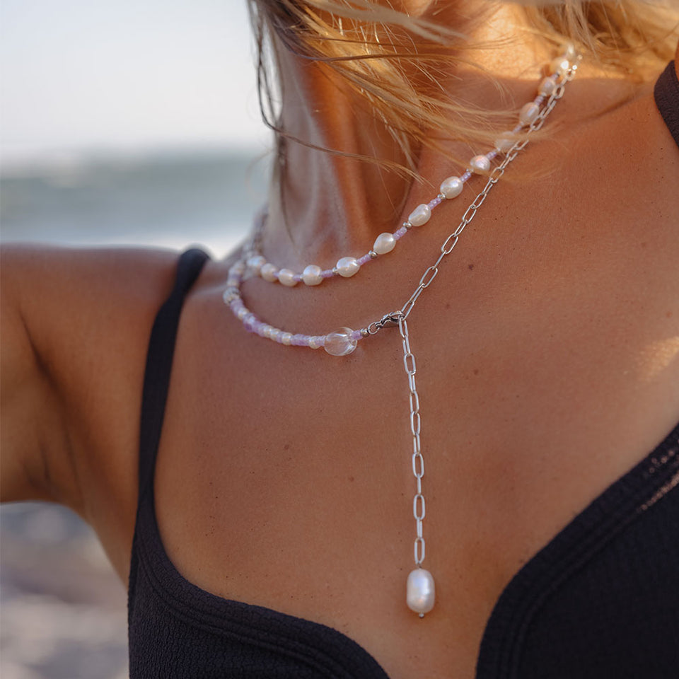 PURELEI Aina Kette in Silber mit pastellfarbenen Perlen, elegant und feminin, inspiriert vom Insel-Spirit.