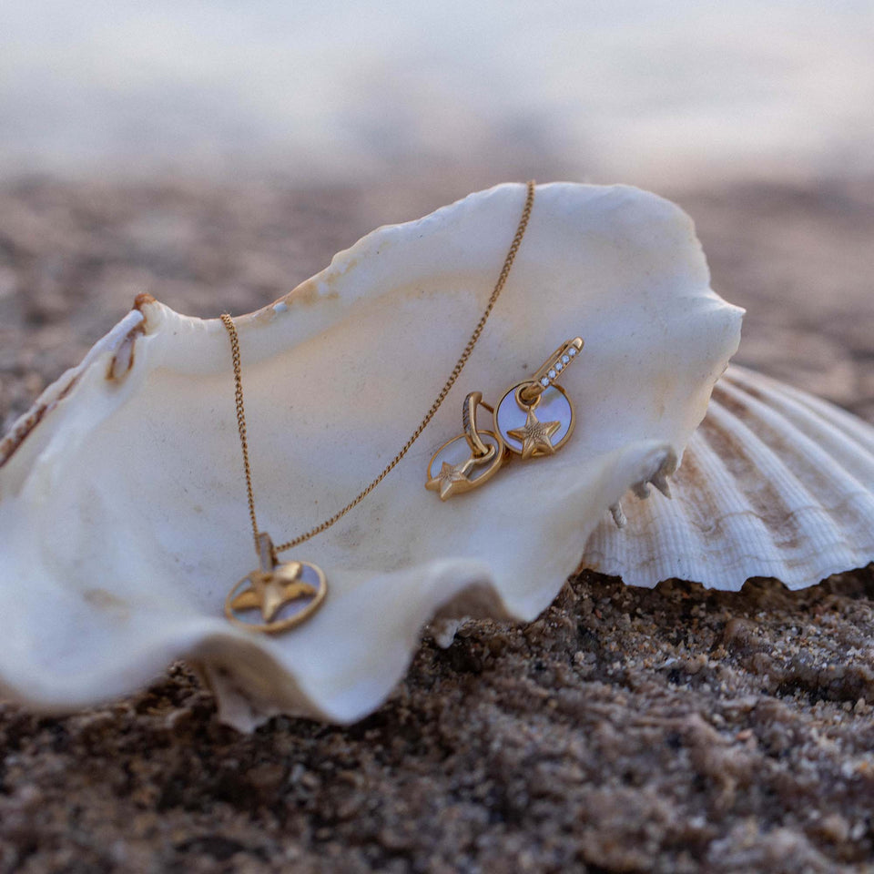PURELEI Starfish Ohrringe aus 18K Gold vergoldetem Edelstahl mit Perlmutt-Coin und Zirkonia auf Muschel, elegant am Strand.