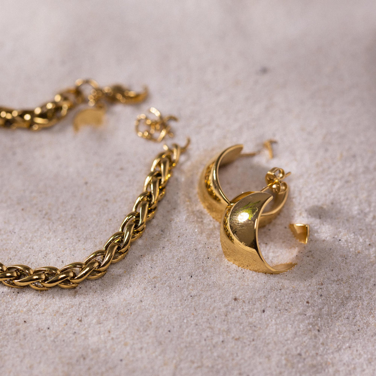 Bold Ohrringe aus 18K Gold Edelstahl, glänzend, breit, PURELEI, mit sanfter Strandästhetik inszeniert.