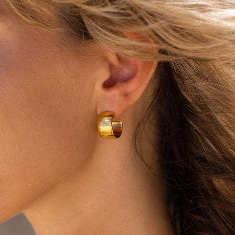 PURELEI Bold Ohrringe goldene, breite Creole aus 18K Edelstahl, elegant getragen mit warmem Inselgefühl
