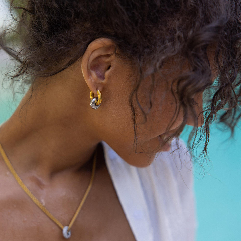 PURELEI Bond Ohrringe bicolor Creole aus 18K Gold- und Silber-Edelstahl, elegant und nickelfrei getragen.