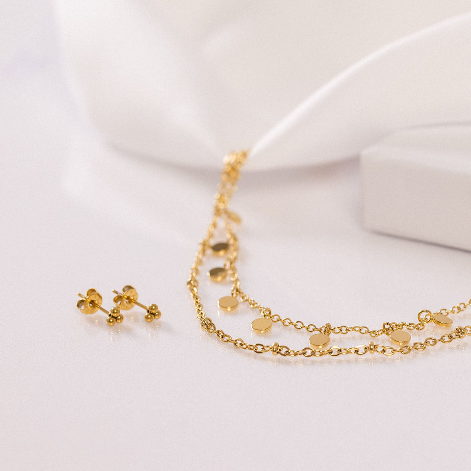 PURELEI Plain Ohrringe aus 18K vergoldetem Edelstahl mit filigranen Kugeln, clean und elegant inszeniert.