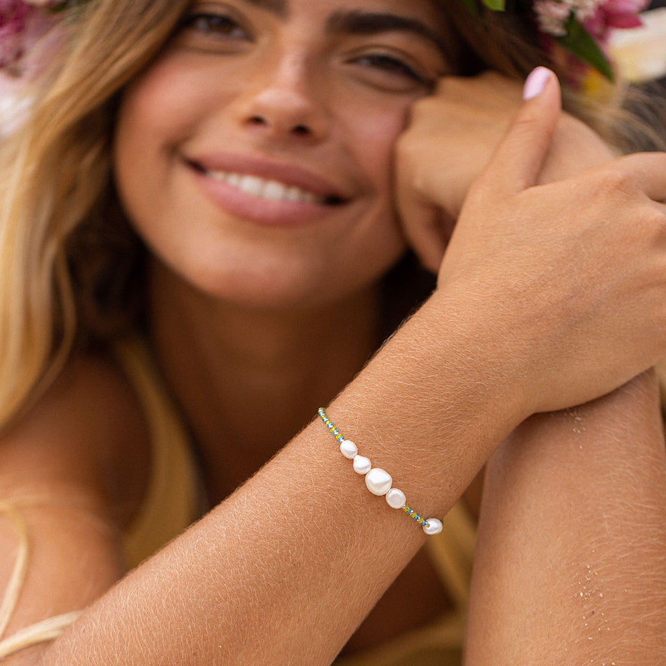 Blau-gelbes Blissful Armband mit Süßwasserperlen und Glasperlen am Handgelenk, elegant und feminin, PURELEI.
