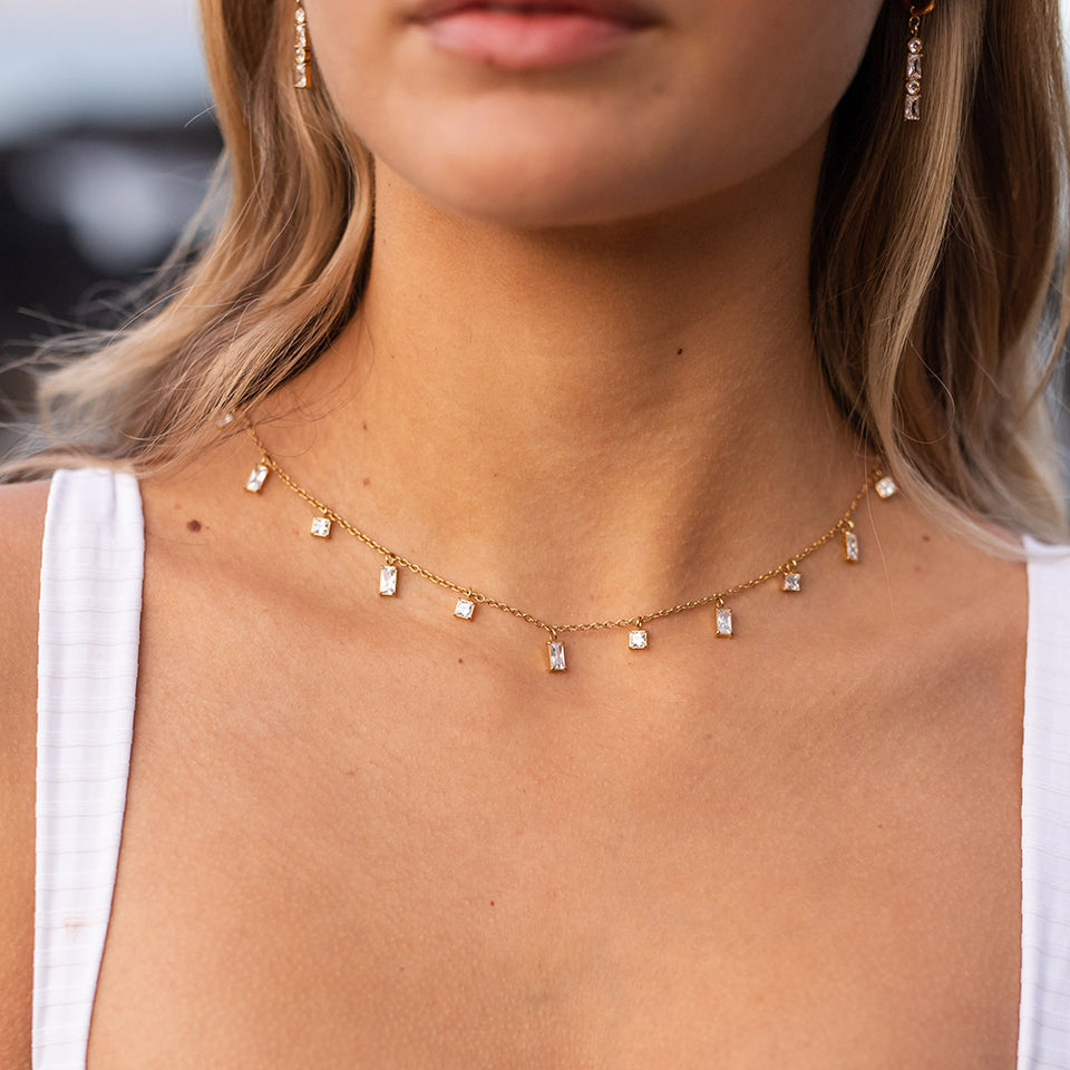 Powder Kette von PURELEI, 18K vergoldet, mit zarten Zirkonia-Steinen, elegant und feminin, getragen am Hals