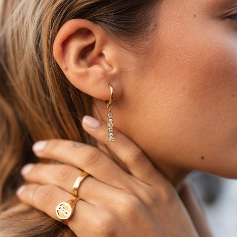 PURELEI Powder Ohrringe in 18K Gold mit funkelnden Zirkonia an Creolen, elegant und feminin, am Ohr getragen.