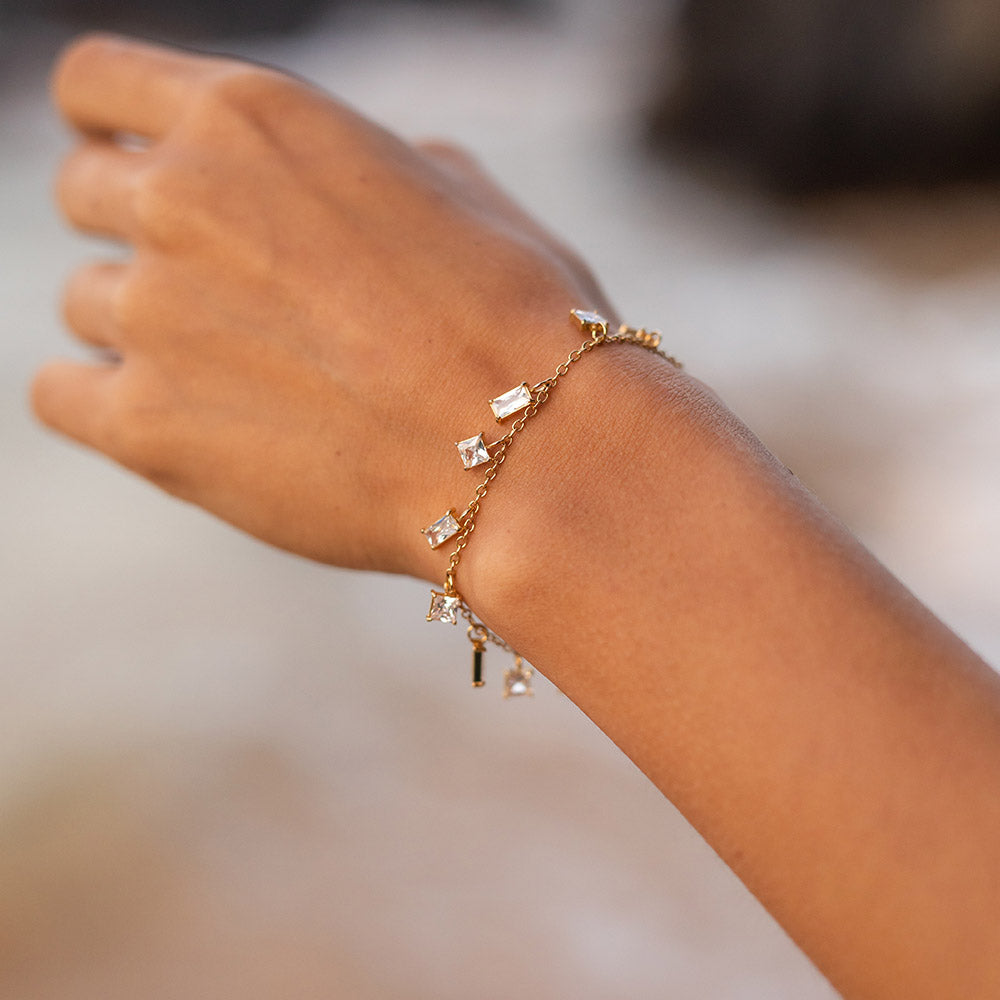 {"color":"Gold"}