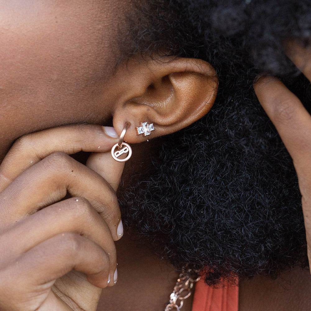 PURELEI Pretty Ohrringe in Roségold mit Zirkonia, minimalistisches Design, getragen, feminine Eleganz spürbar