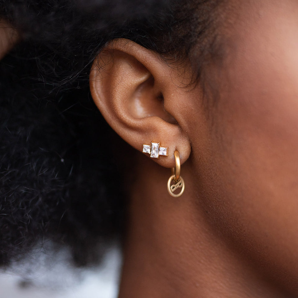 Pretty Ohrringe aus 18K Gold mit drei Zirkonia-Steinen, getragen, PURELEI, elegant und feminin im Alltag.