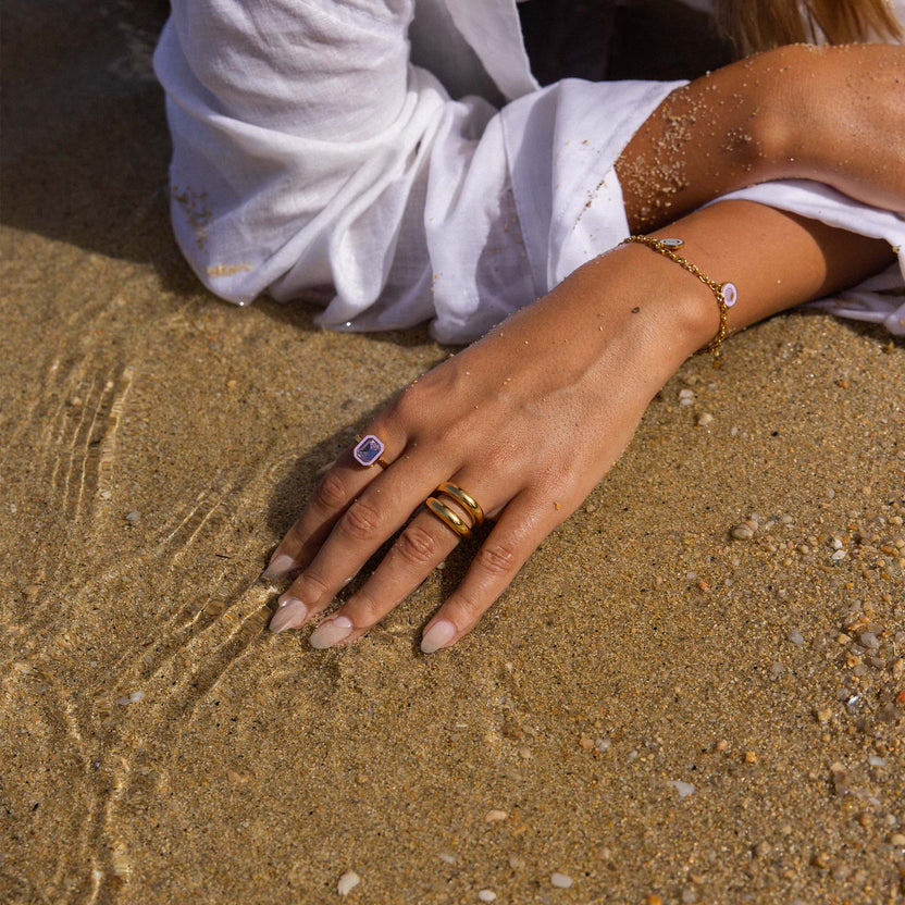 PURELEI Physical Ring goldfarben aus Edelstahl, doppelt designet, am Strand im sanften Wasser getragen, elegant und zeitlos