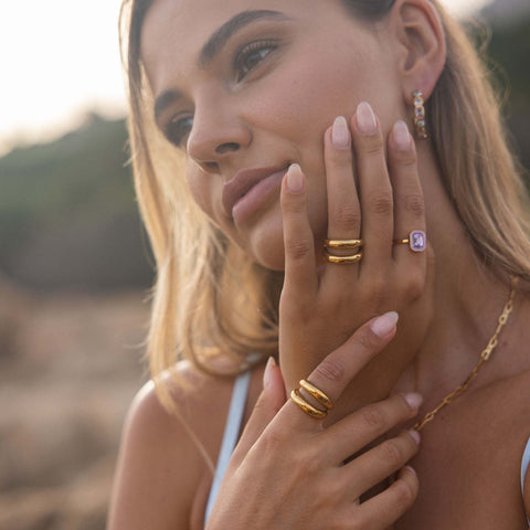 {"color":"Gold"}