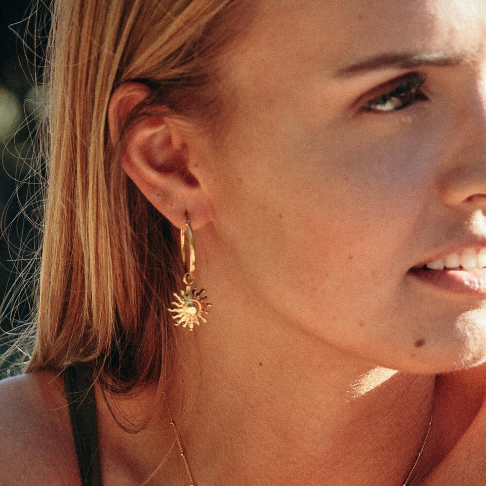PURELEI Earring Sun aus 18K Gold Edelstahl mit Sonnen-Charme, strahlt sommerliche Leichtigkeit und Selbstbewusstsein aus