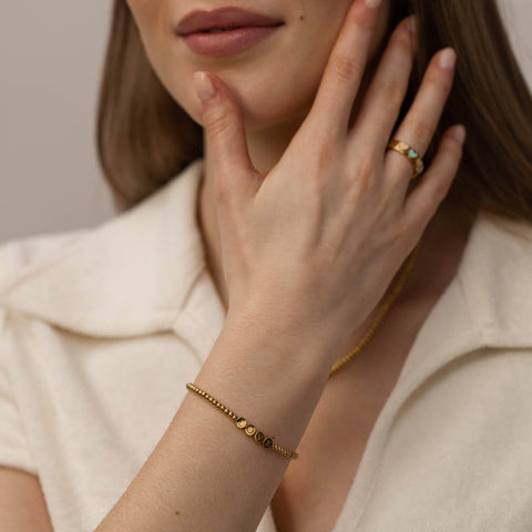 {"color":"Gold"}