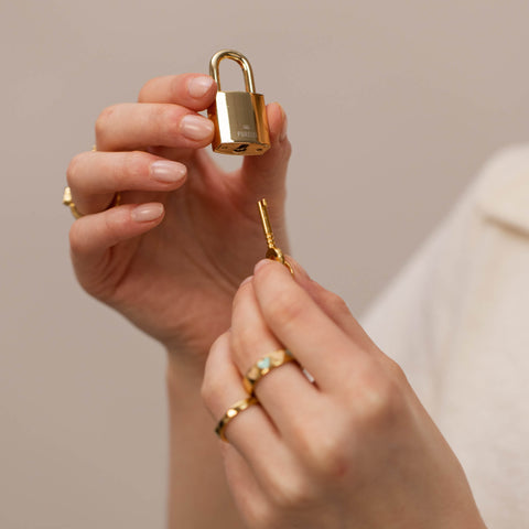 {"color":"Gold"}