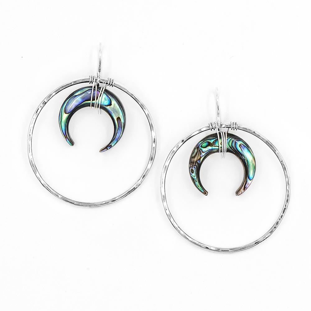 PURELEI Paua Ohrring in Silber mit schimmerndem Muschelmond, elegant und natürlich, nickelfrei und wasserfest.