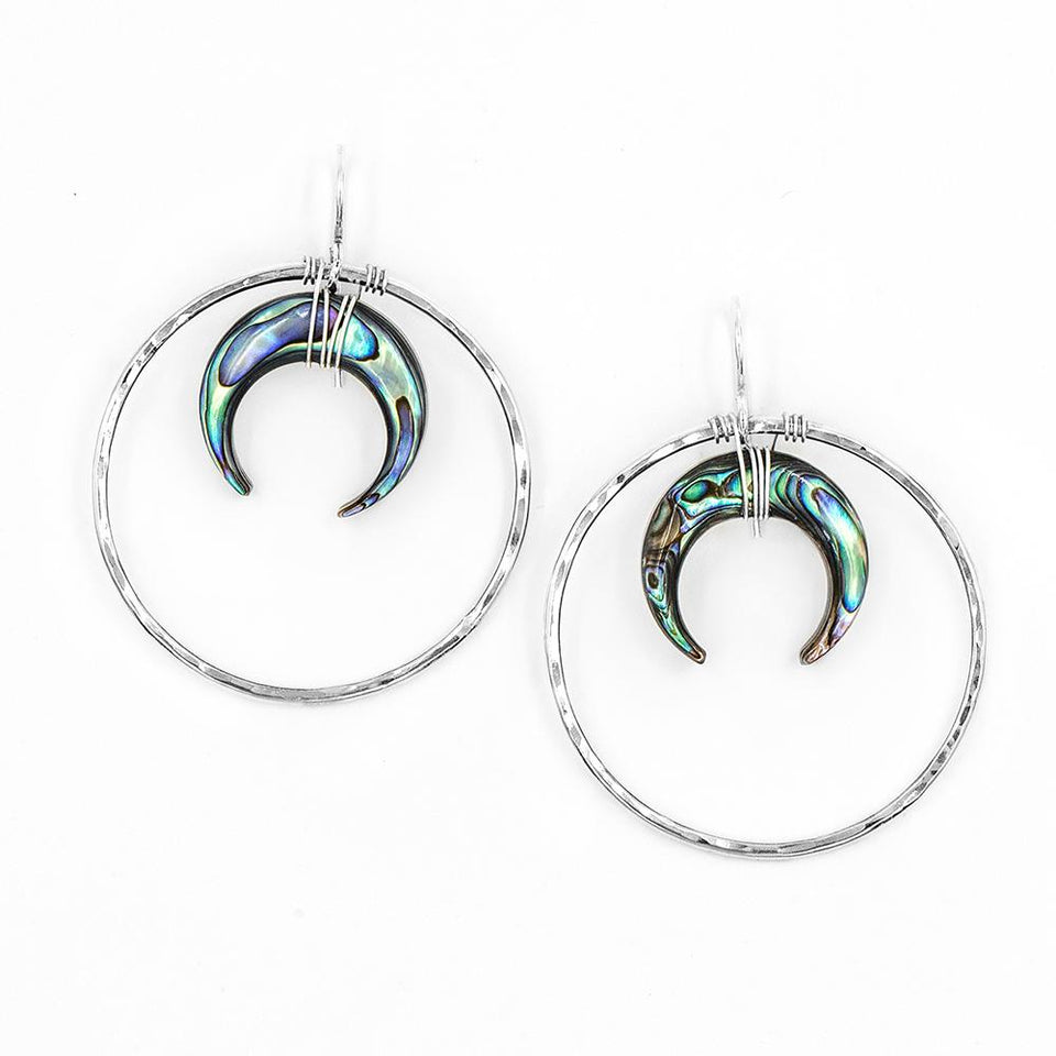 PURELEI Paua Ohrring in Silber mit schimmerndem Muschelmond, elegant und natürlich, nickelfrei und wasserfest.