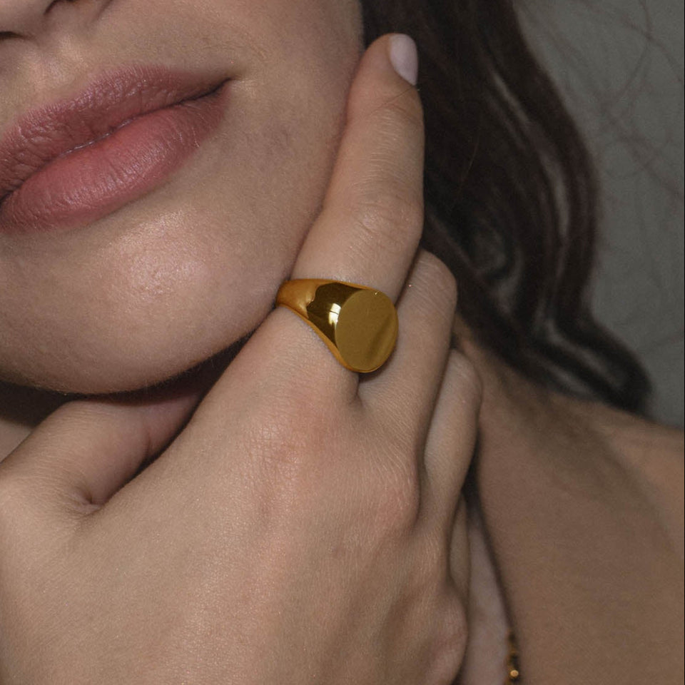 Round Ring von PURELEI, 18K vergoldeter Edelstahl mit polierter, runder Oberfläche, elegant und zeitlos.